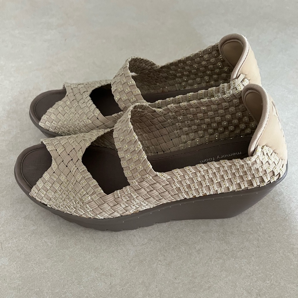 Skechers memory foam sandal/wedge size 8